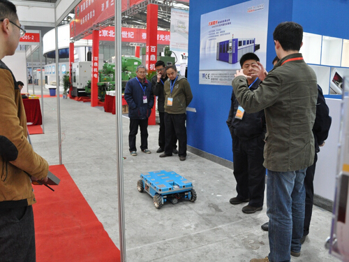 平博网页版,平博(中国)参加2015中国西部国际装备制造业博览会-技术人员向观众讲解产品-2.jpg