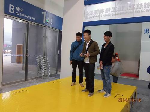 平博网页版,平博（中国）参展2014绵阳科博会-观众对全向移动平台表现了浓厚的兴趣.jpg